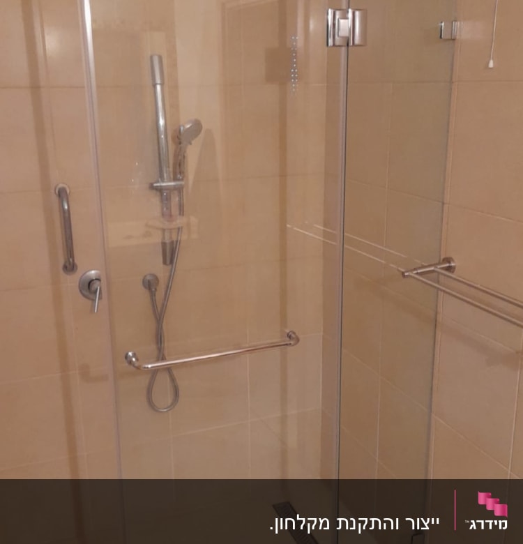 מקלחון זכוכית עם מוט אחיזה ומקלחת יד